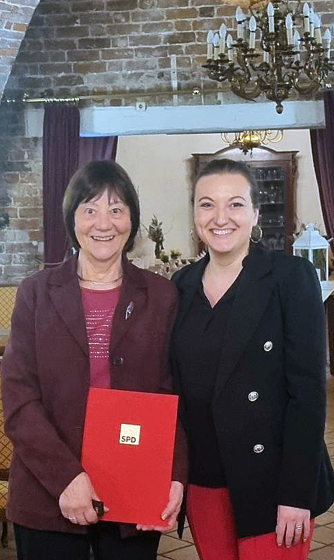 Renate Gröpel wird von Marie Piep für 50 Jahre SPD-Mitgliedschaft geehrt.